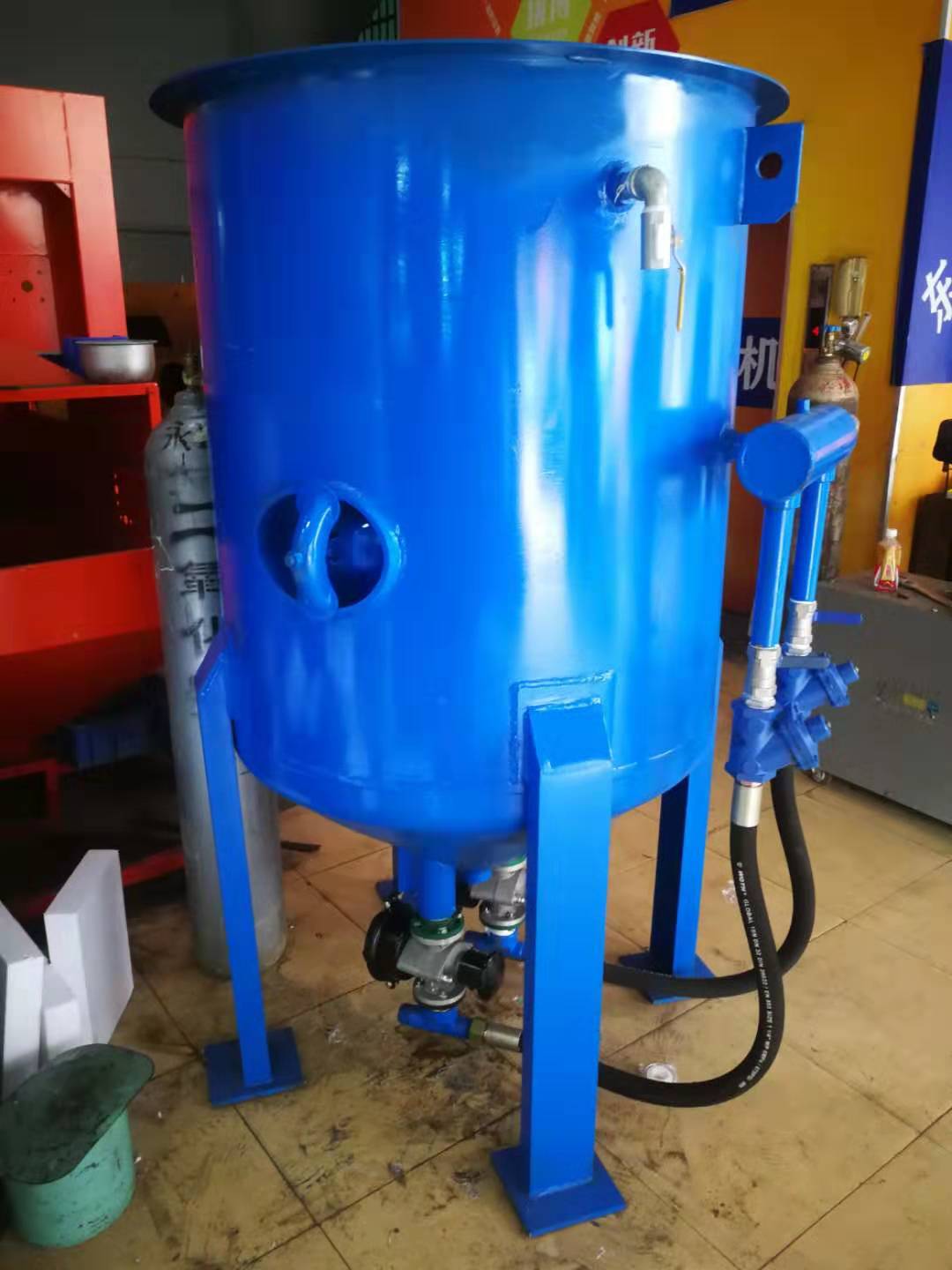 Derusting sandblasting machine, pressure sandblasting machine, high pressure sandblasting tank